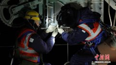 无人机旋即升空抵近侦察