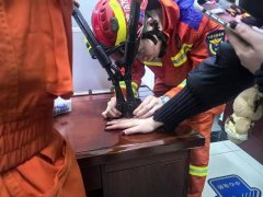 对准戒指侧面轻轻发力