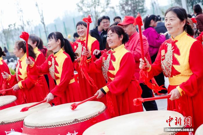 上万跑者竞速湖北孝感，领略“孝爱之城”的甜