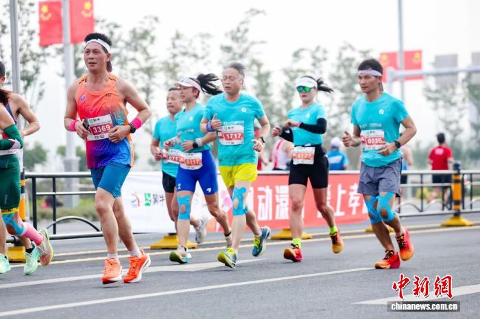 上万跑者竞速湖北孝感，领略“孝爱之城”的甜