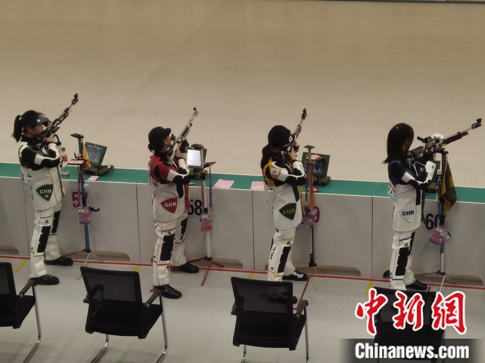 杭州亚运会女子10米气步枪团体赛：中国00后小将